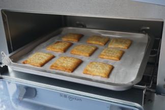 把烤盘放入已经预热到170度的东菱3706日系小烤箱，烘烤15分钟左右。烘烤时间要根据饼干胚的厚度决定，最后几分钟留意一下上色情况，以免上色过深烤糊了（实际烘烤温度要根据自家烤箱脾气而定）