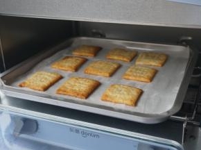 把烤盘放入已经预热到170度的东菱3706日系小烤箱，烘烤15分钟左右。烘烤时间要根据饼干胚的厚度决定，最后几分钟留意一下上色情况，以免上色过深烤糊了（实际烘烤温度要根据自家烤箱脾气而定）