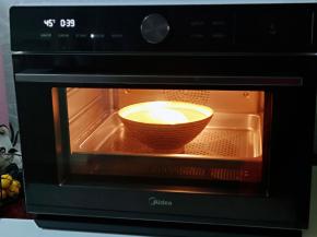 入蒸烤箱进行发酵，35度40分钟。(室温发酵也可以，一定要保持面团的湿度)
