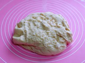 发酵好的面团取出，揉圆排气。