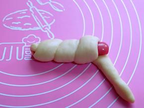 取一根香肠，将搓好的长面条绕在香肠上即可。