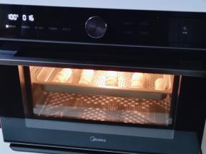 发酵好的面团100度蒸15分钟，断电后焖5分钟再打开。