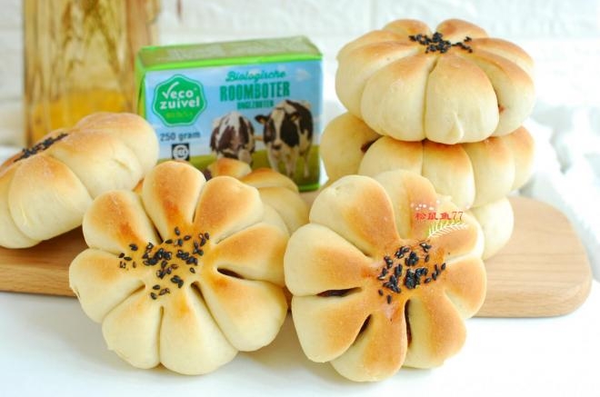豆沙花形面包