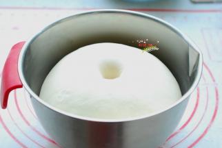 面团发酵到两倍大，用手指沾干面粉戳个洞，洞口没有塌陷、没有回缩，拉开面团，内部呈现密集的蜂窝状，这样的面团就发酵好了。