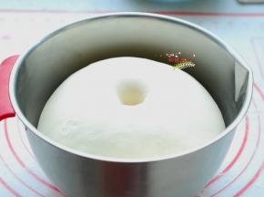 面团发酵到两倍大，用手指沾干面粉戳个洞，洞口没有塌陷、没有回缩，拉开面团，内部呈现密集的蜂窝状，这样的面团就发酵好了。