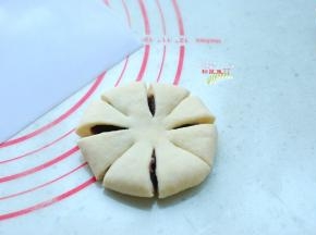 用刀或者刮板切成8份，这个有一点需要注意，切的时候要先切4刀，然后在每个中间再切一刀，这样切出来会比较均匀。