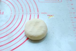 收口捏紧，翻个面，不用擀面杖，用手稍微拍扁就可以了。收口一定要捏紧，否则在烤的过程中会爆开。