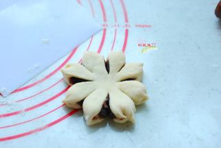 每一片都要捏一下，捏紧，成为8个花瓣。没有捏紧也没关系的 ，只要捏圆了就好。因为一会儿还要发酵，发酵后花瓣就好看了。