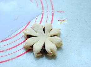 每一片都要捏一下，捏紧，成为8个花瓣。没有捏紧也没关系的 ，只要捏圆了就好。因为一会儿还要发酵，发酵后花瓣就好看了。