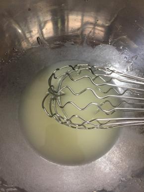 首先我们先制作蛋糕卷的部分。 水、色拉油倒入打蛋盆中，用蛋抽混合均匀，充分乳化。如图中状态。