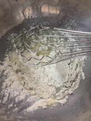 加入过筛的低筋面粉，混合均匀。