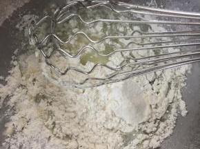 加入过筛的低筋面粉，混合均匀。