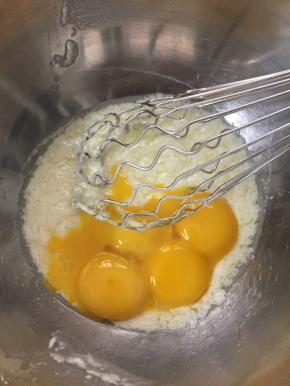 混合均匀后加入蛋黄，搅拌均匀。