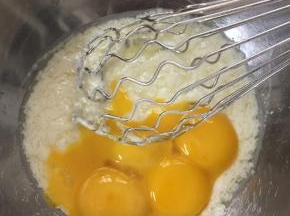 混合均匀后加入蛋黄，搅拌均匀。