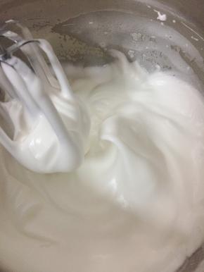 蛋清和细砂糖倒入干净的打蛋盆中，用电动打蛋器打发至8分发。