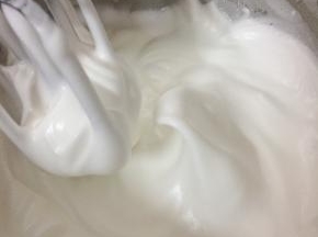 蛋清和细砂糖倒入干净的打蛋盆中，用电动打蛋器打发至8分发。