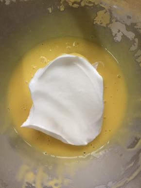 将3分之1的蛋白霜倒入蛋黄糊中，用翻拌的方法拌匀。