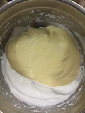 把蛋糕糊倒进剩余的蛋白霜中，快速翻拌均匀。