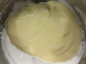 把蛋糕糊倒进剩余的蛋白霜中，快速翻拌均匀。