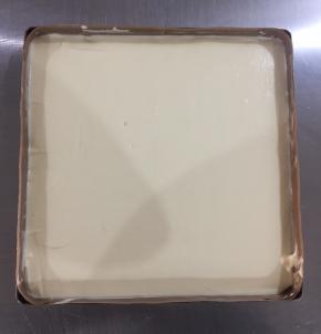 将做好的蛋糕糊倒入烤盘中，刮平。