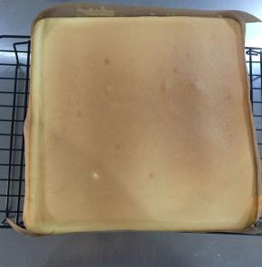 烤箱预热180度，中层烘烤18分钟，烤好后取出晾凉。