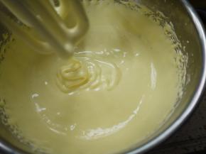 蛋黄糊打发至颜色发白，体积蓬松。