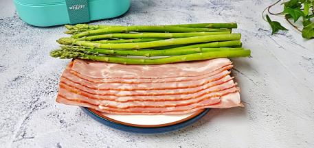 挑选新鲜的芦笋，不要选很粗的，吃起来口感偏老。