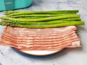 挑选新鲜的芦笋，不要选很粗的，吃起来口感偏老。