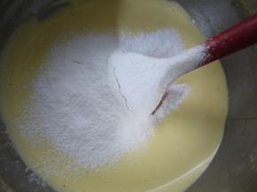 将玉米淀粉倒入，快速拌匀。