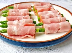 芦笋焯水过一下冷水，保持颜色翠绿。培根对折切开，卷上芦笋用牙签固定。