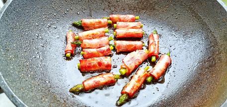 一面煎至金黄将另一面也煎至金黄，两面都撒些椒盐与黑胡椒。