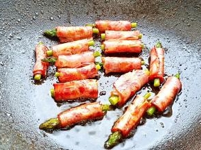 一面煎至金黄将另一面也煎至金黄，两面都撒些椒盐与黑胡椒。