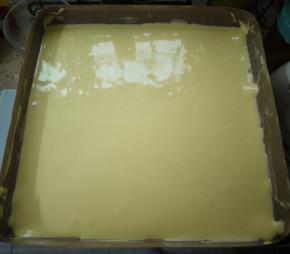 倒入铺好油布的烤盘中，刮平。