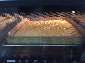 烤箱预热200度，烘烤10分钟左右。虎皮变成金黄色可以取出。