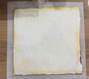 将打发好的淡奶油在虎皮上薄薄涂上一层。