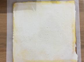 将打发好的淡奶油在虎皮上薄薄涂上一层。