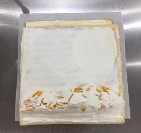 把蛋糕卷放在虎皮上，抹上淡奶油，放上芒果。（小tips会告诉大家怎么卷好虎皮）