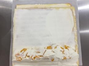 把蛋糕卷放在虎皮上，抹上淡奶油，放上芒果。（小tips会告诉大家怎么卷好虎皮）