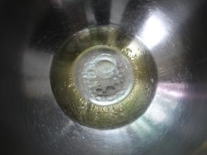 打蛋盆里倒入水和色拉油。