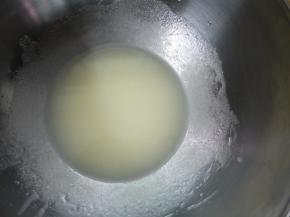 用手动打蛋器搅拌至充分乳化。