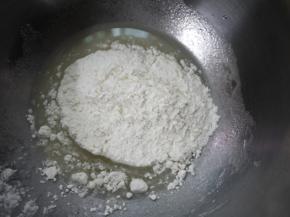 倒入过筛的低筋面粉。