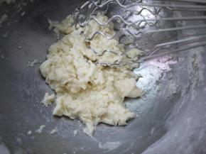 搅拌至面粉和水油均匀，无干粉状。