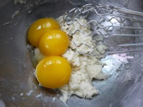 把蛋黄加入面糊里。