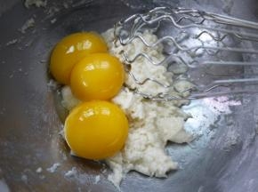 把蛋黄加入面糊里。