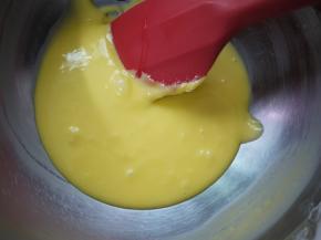 搅拌至蛋黄和面糊均匀无颗粒状。