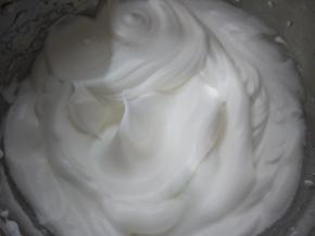 蛋清的打发，细砂糖要分3次加入，把蛋清打发到8分发。