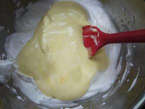 把混合均匀的蛋黄糊倒入剩余的蛋白霜中，快速翻拌均匀。