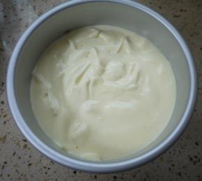 把做好的蛋糕糊倒入6寸的模具中，震出大气泡。