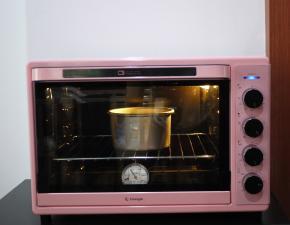 烤箱预热150度，上下火烘烤45分钟。