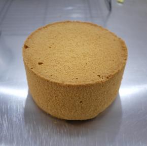 烤好的蛋糕取出，放在晾网上晾凉，然后脱模。